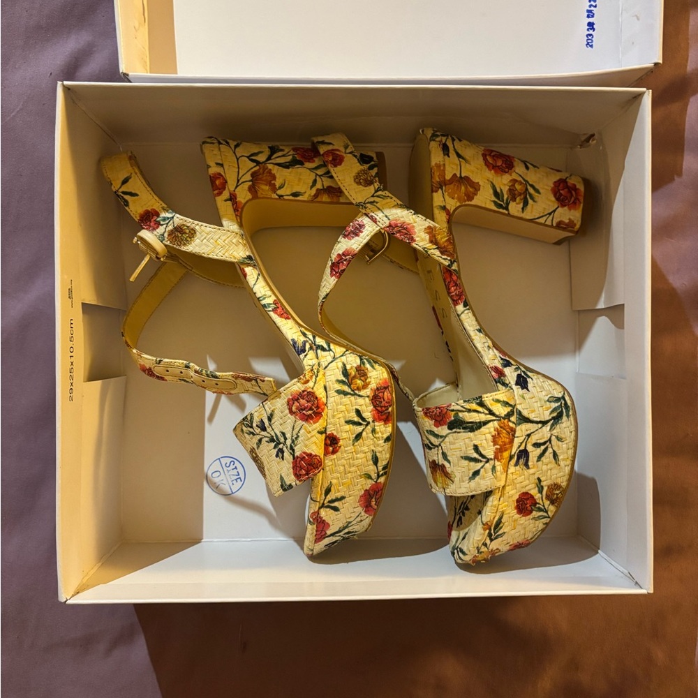 Gorgeous Guess Platform Floral Heels